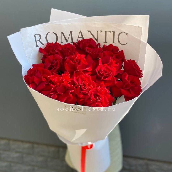19 высоких роз в оформлении в Калуге