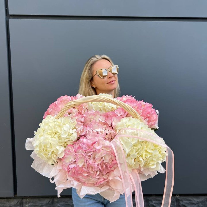 7 гортензий в корзине в Калуге