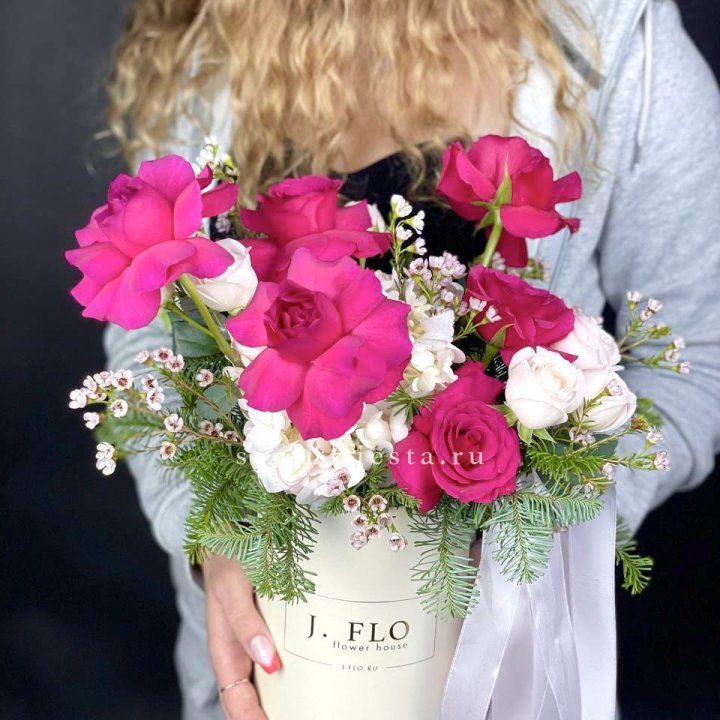 Новогодняя композиция в коробке пинк розе в Калуге