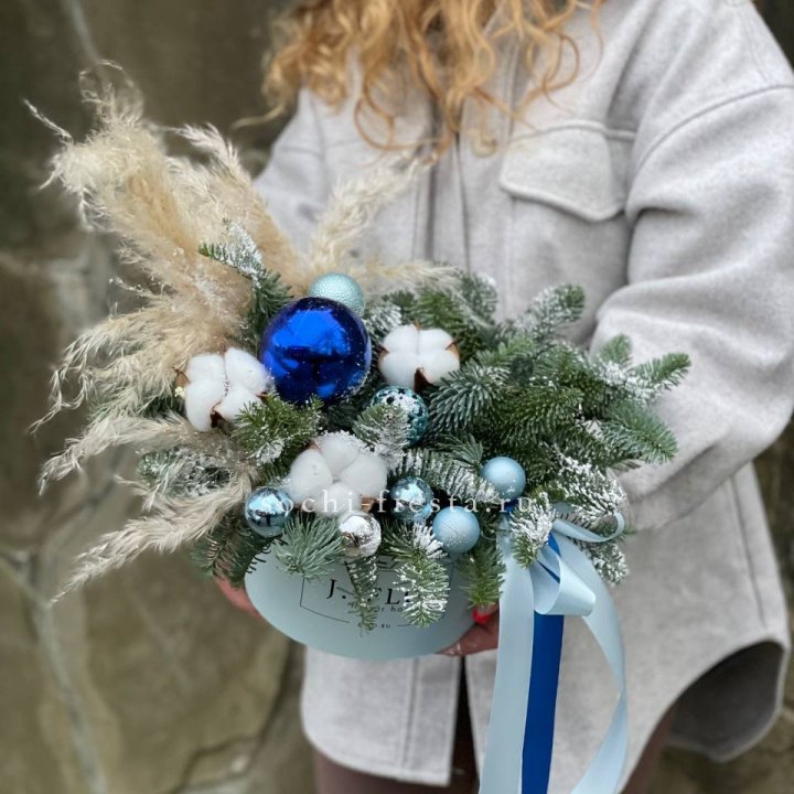 Новогодняя композиция в коробке блю в Калуге