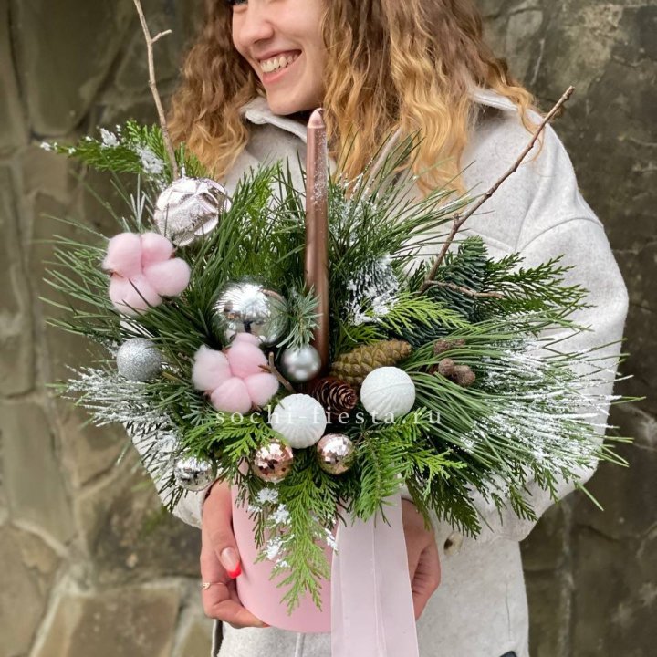 Новогодняя композиция в коробке пинк в Калуге