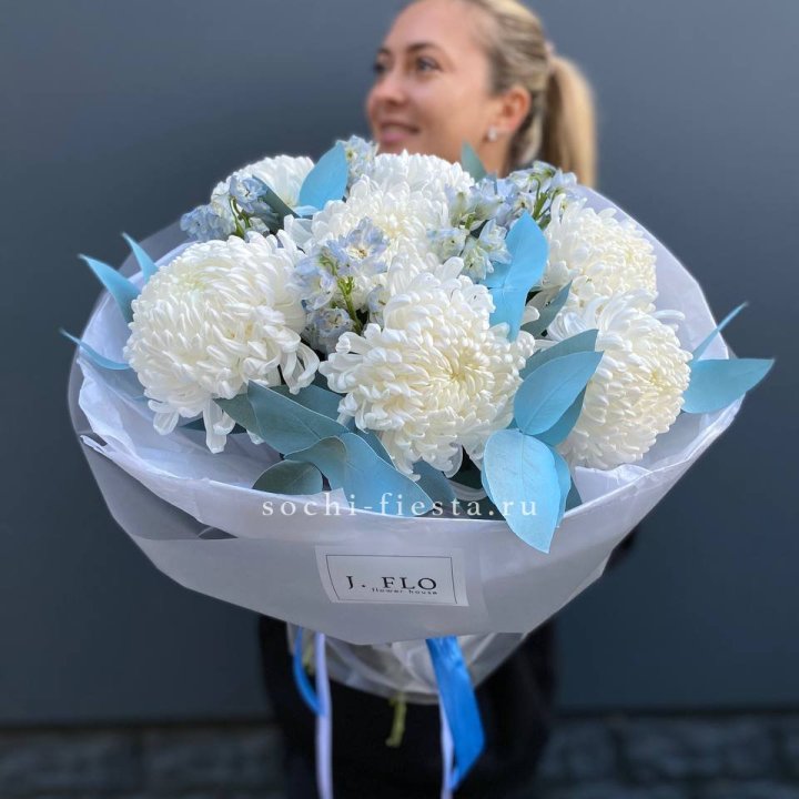 Букет хризантем Бигуди и дельфиниума  в Калуге
