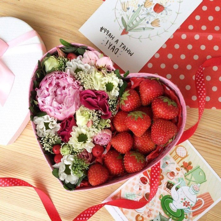 Бокс с клубникой и цветами в Калуге