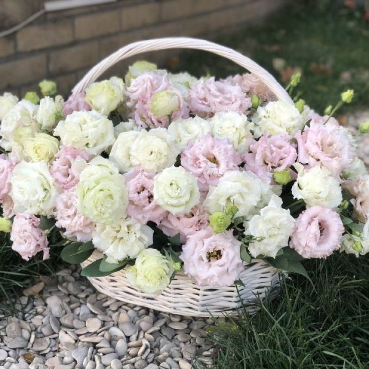 Корзина с эустомой в Калуге