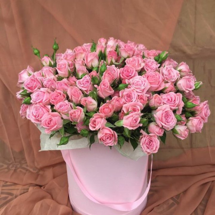 Кустовые розы в коробке в Калуге