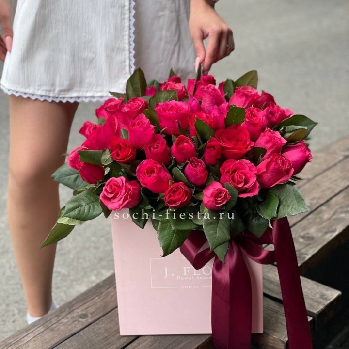 55 алых роз в кубе в Калуге