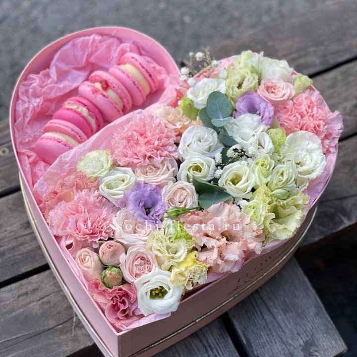 Бокс-сердце с макарон "Пинк" в Калуге