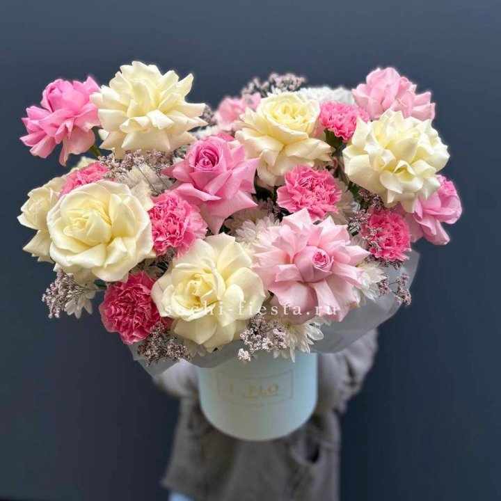 Коробка французских роз и диантусов "Бони" в Калуге