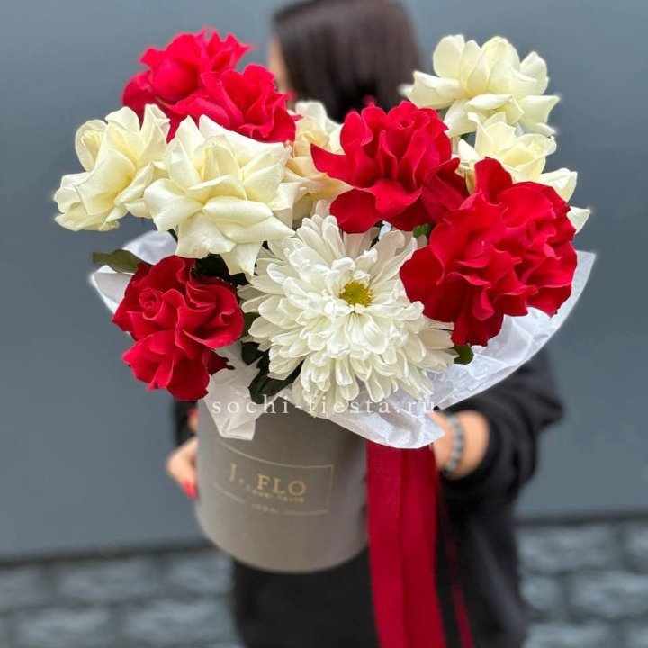 Французские розы с хризантемой в боксе в Калуге