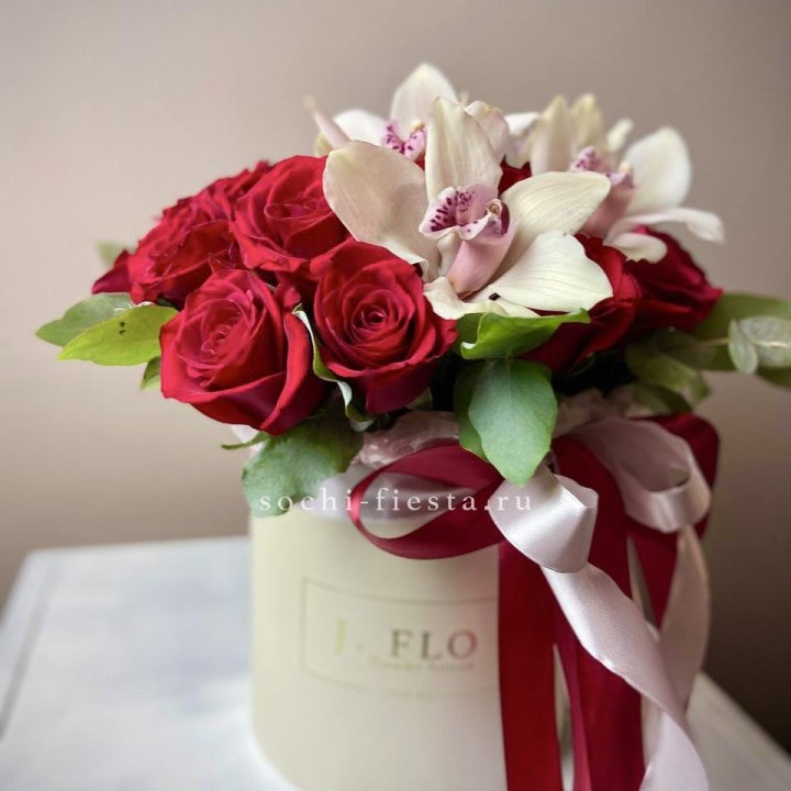 Розы и орхидеи в боксе в Калуге