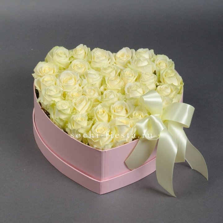 35 белых роз в коробке "Сердце" в Калуге