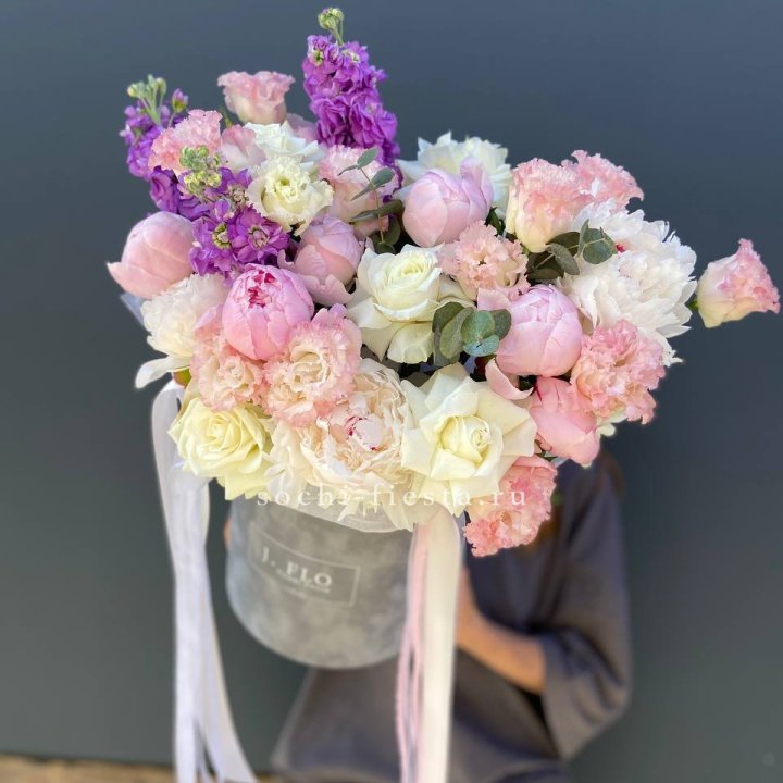 Дизайнерский цилиндр с пионами "Ривьера" в Калуге