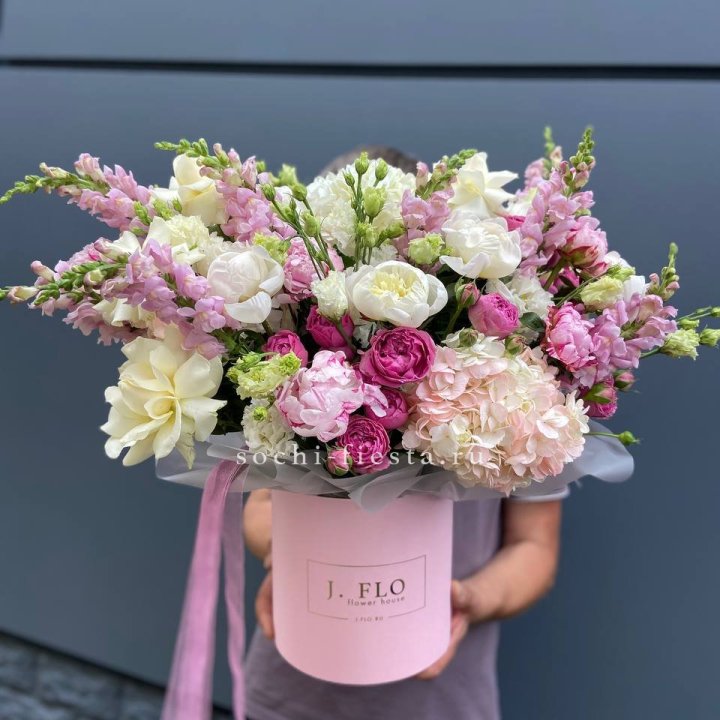 Дизайнерский цилиндр с пионами "Саманта" в Калуге