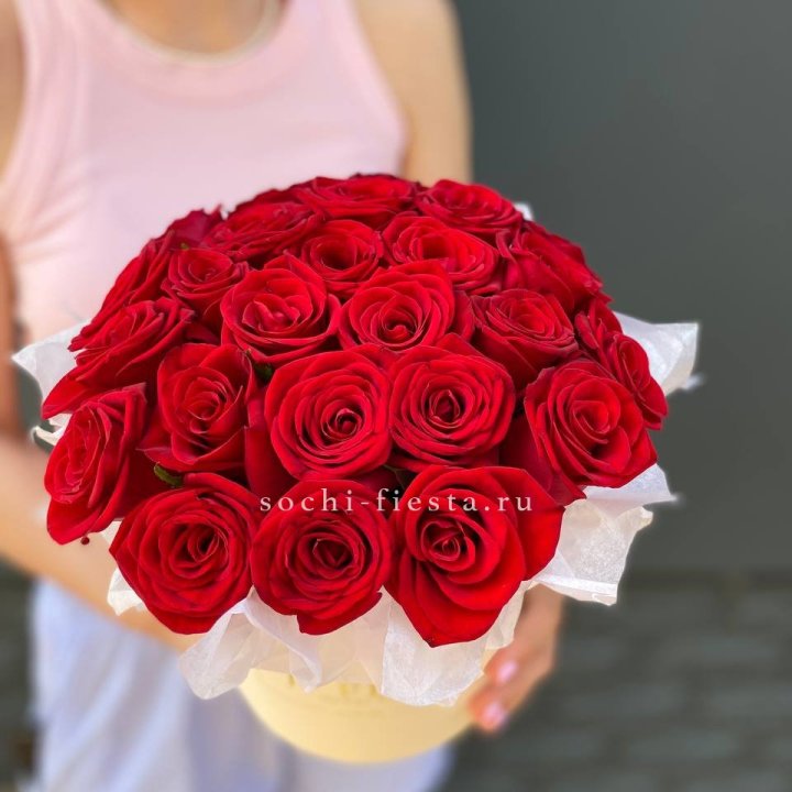 Красные розы в цилиндре в Калуге