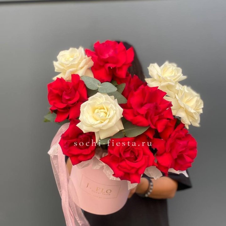 13 Французских роз в боксе в Калуге