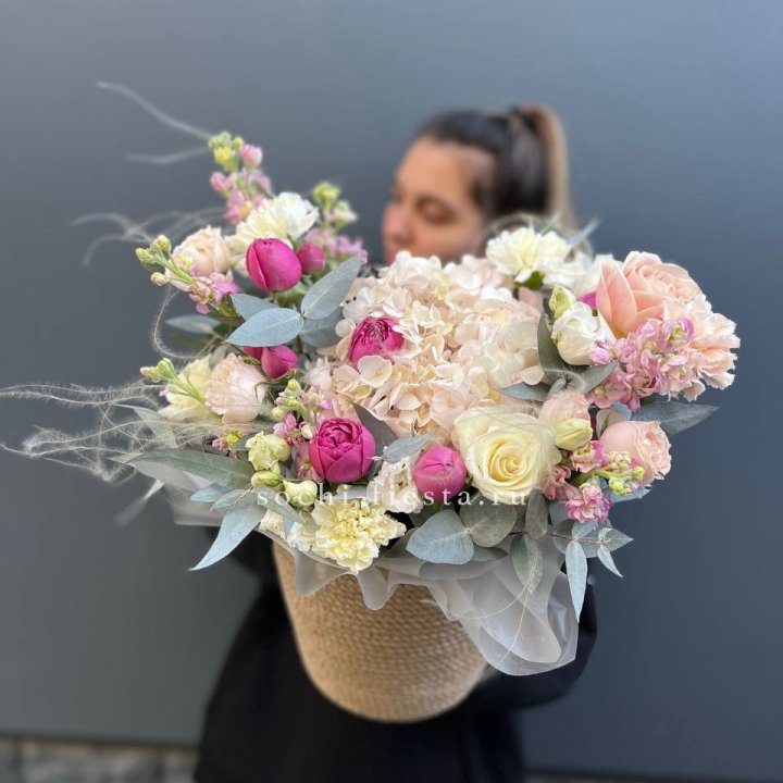 Цветочная композиция в джутовом боксе  в Калуге