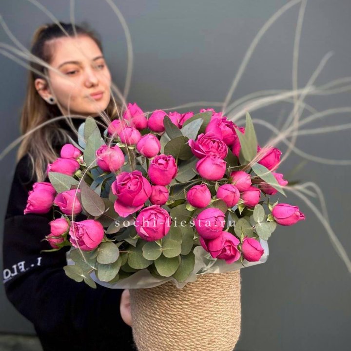 Пионовидные розы Мисти Бабблс в джутовом кашпо в Калуге