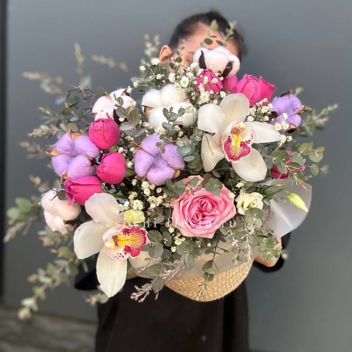 Орхидея и розы в джутовом кашпо в Калуге