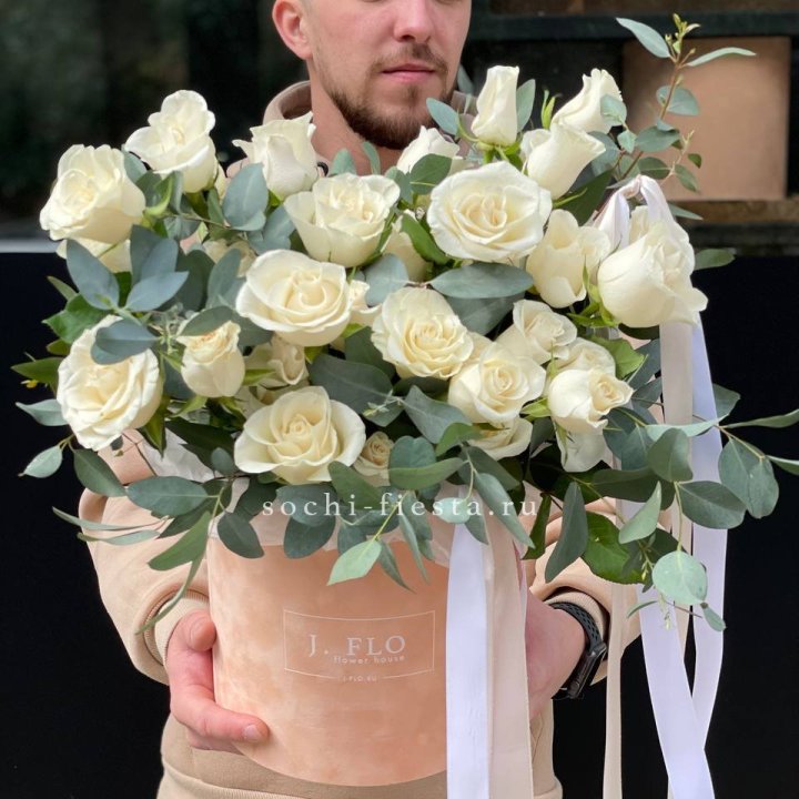 41 белая роз в бархатном боксе в Калуге