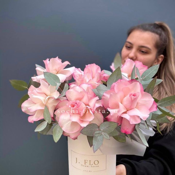 7 Французских роз в боксе в Калуге