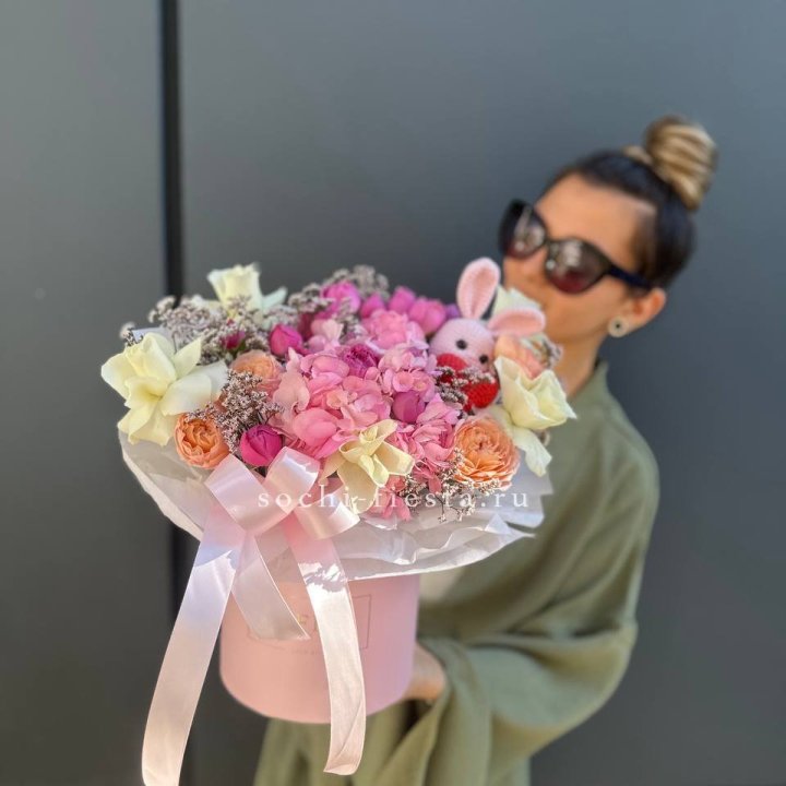 Дизайнерский цилиндр с игрушкой "Лола" в Калуге