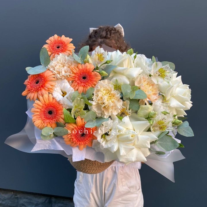 Розы и герберы в джутовом кашпо "Георгино" в Калуге