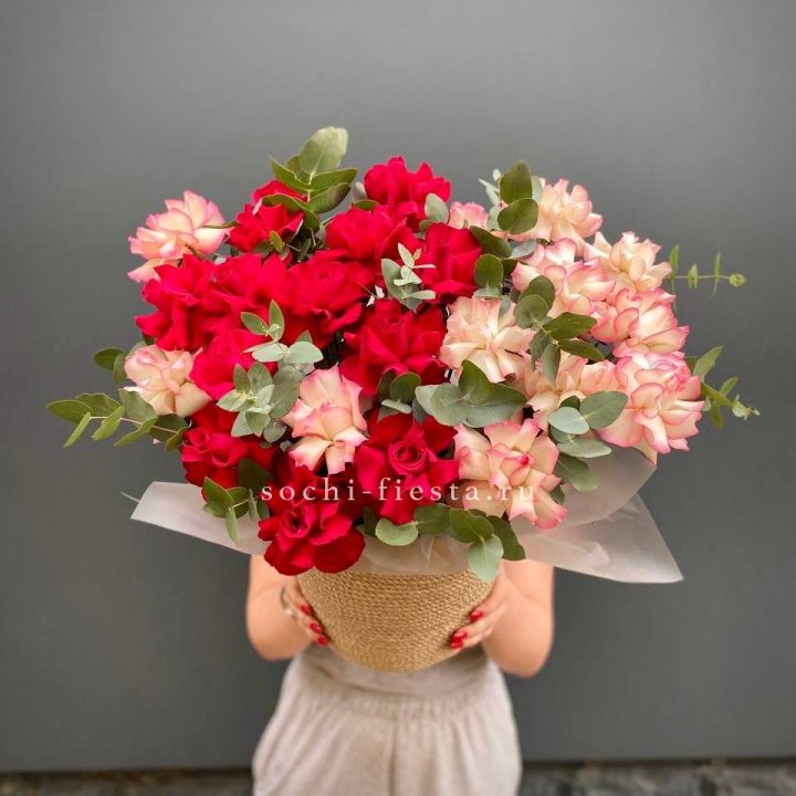 25 Французских роз в джутовом кашпо  в Калуге