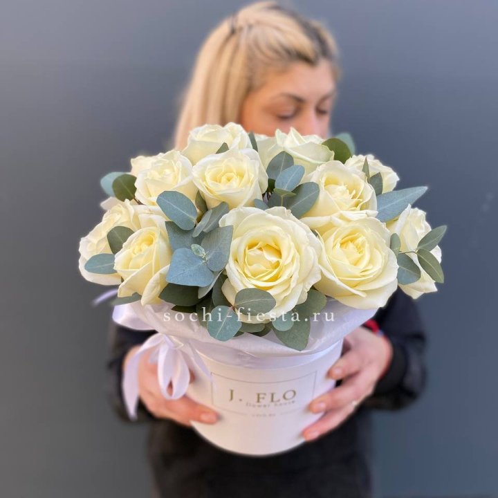 15 белых роз в боксе в Калуге