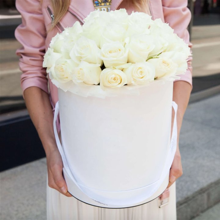 35 белых роз в цилиндре в Калуге