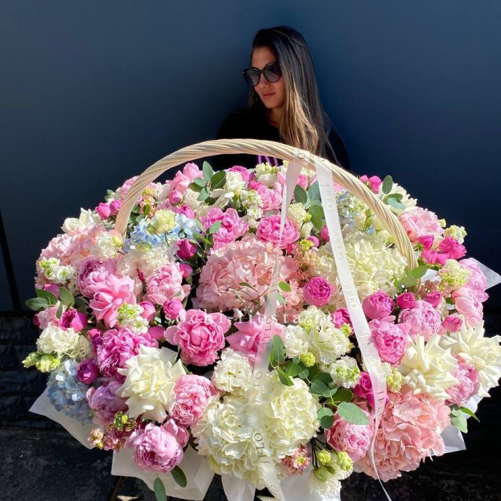 Цветочная корзина из пионов и пионовидных роз "Перфекте" в Калуге