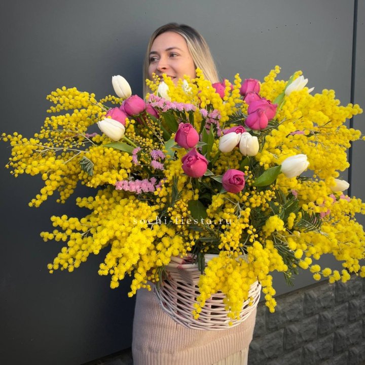 Цветочная корзина с мимозой "Спринг" в Калуге