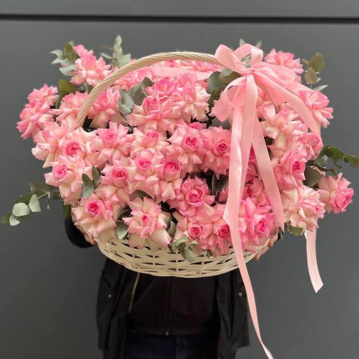 51 розовая роза в корзине в Калуге