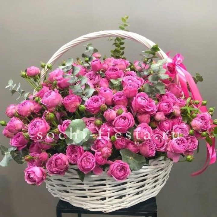 65 пионовидных кустовых роз в корзине в Калуге