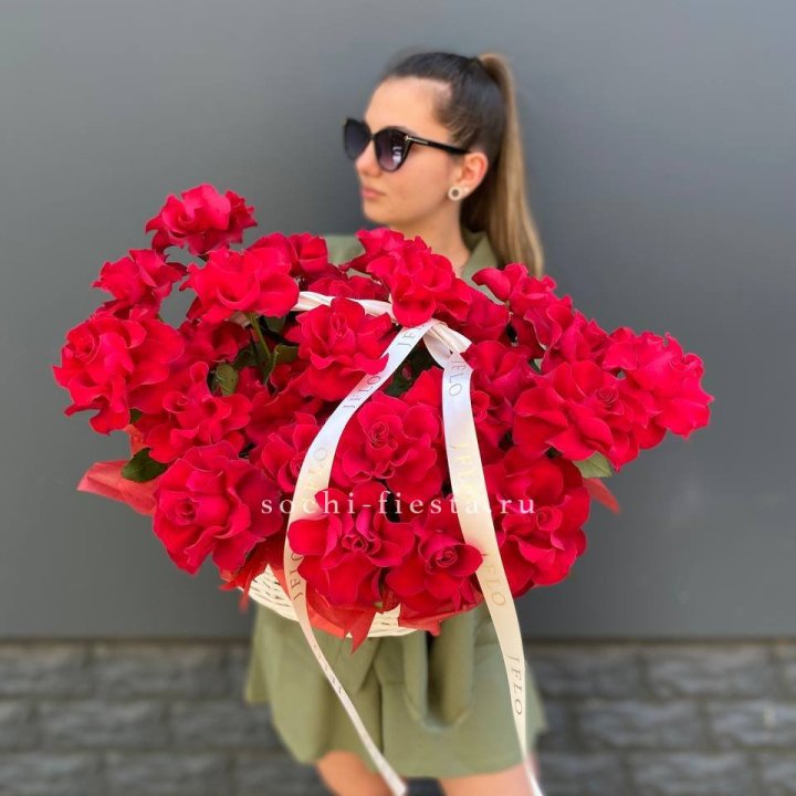 Красные французские розы в корзине в Калуге