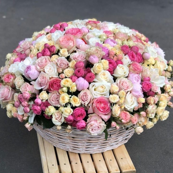 Цветочная корзина из пионов и пионовидных роз "Юниверсити" в Калуге
