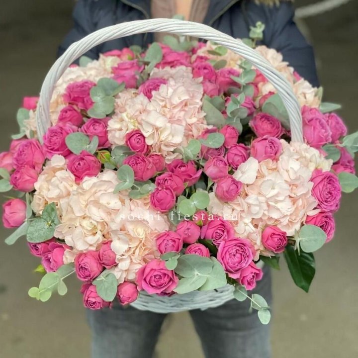 Корзина с гортензией и Мисти Баблс в Калуге