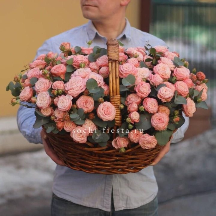 Корзина из 101 пионовидной розы в Калуге