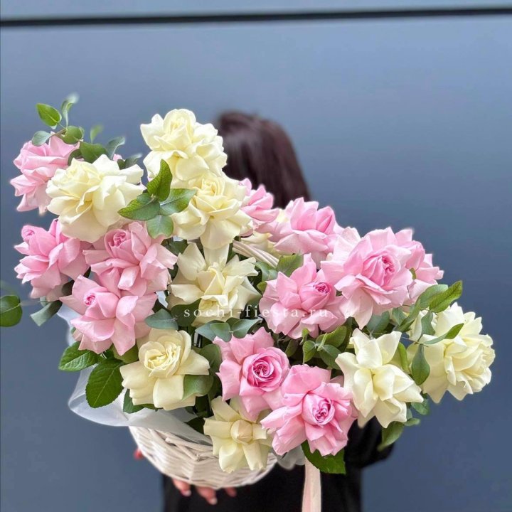 25 Французских роз в корзине в Калуге