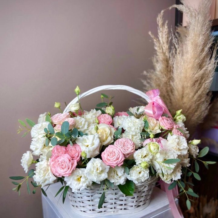 Цветочная корзина "Пинки вайт" в Калуге