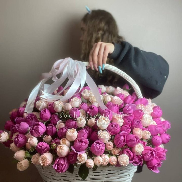 Премиум корзина пионовидных кустовых роз в Калуге