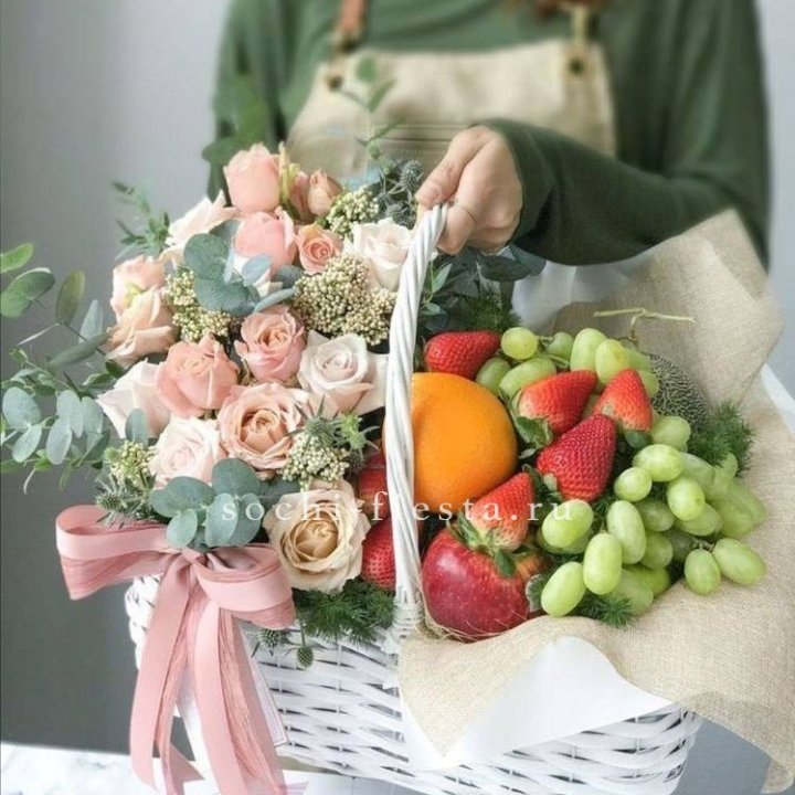 Фруктовая корзина c цветами в Калуге