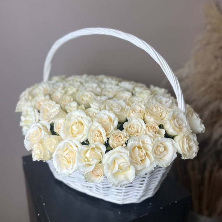 101 белая роза в корзине в Калуге