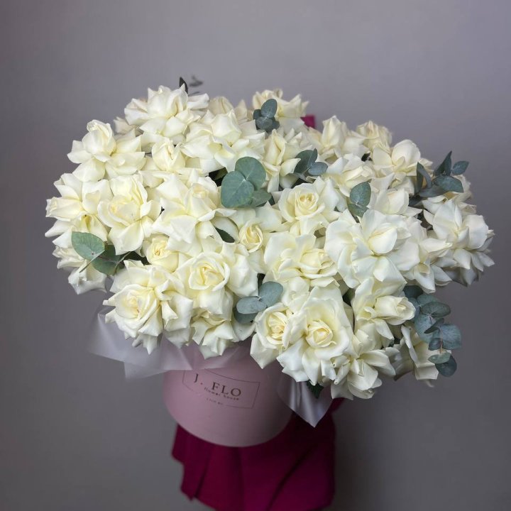 37 белых роз в боксе в Калуге