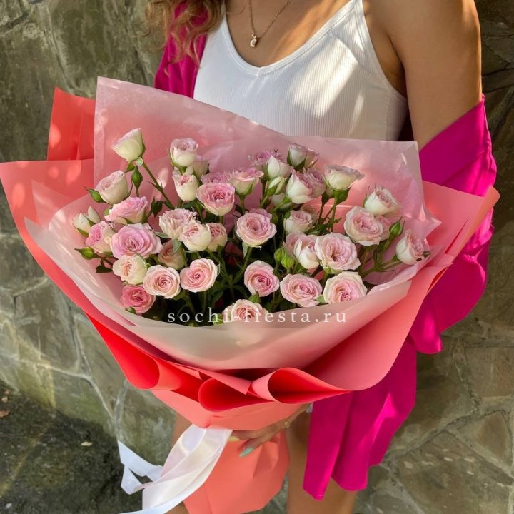 Розовые кустовые розы в Калуге