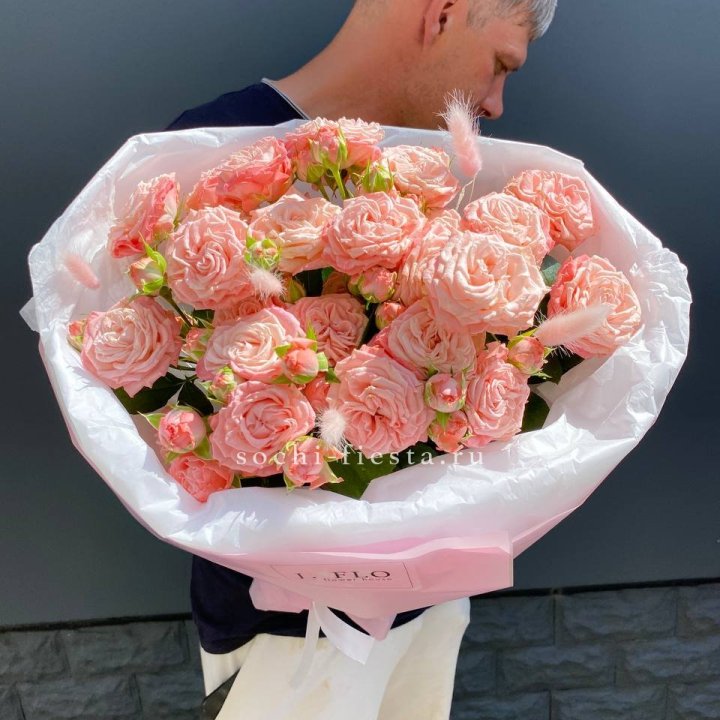 Пионовидные розы Мадам Бомбастик в Калуге