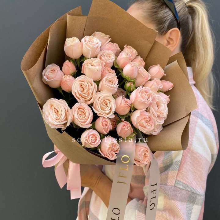 Кустовые розы Бомбастик в крафте в Калуге