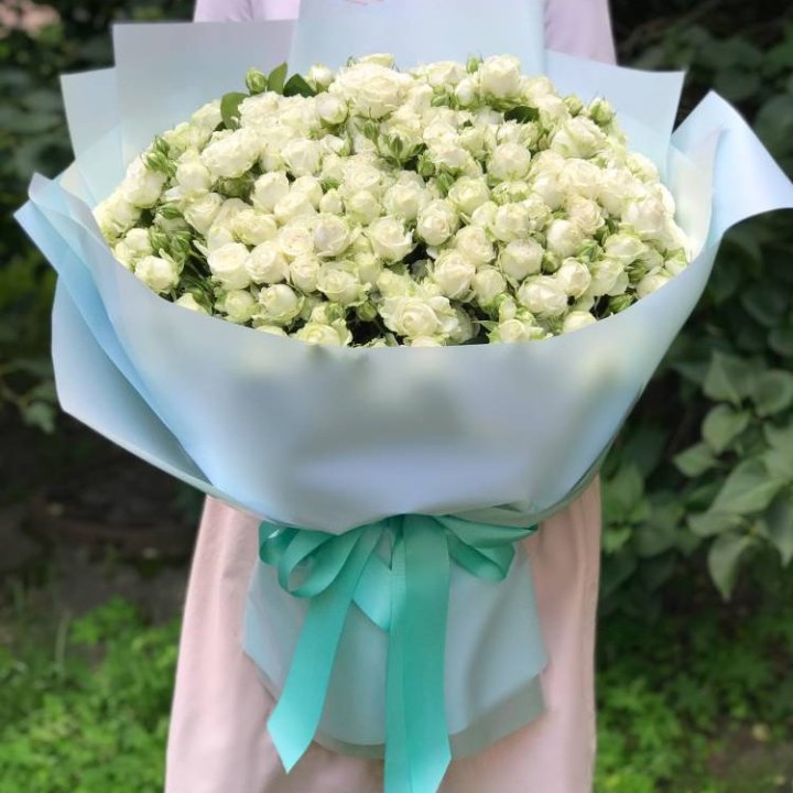 51 белая кустовая роза в Калуге