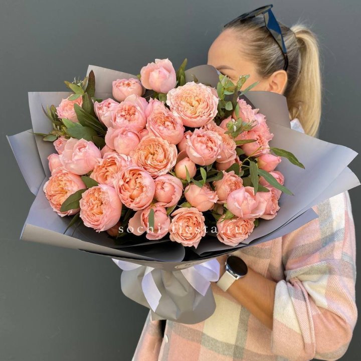 Букет с пионовидными розами "Пивайн" в Калуге