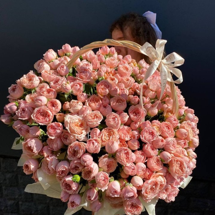 Корзина из пионовидных роз в Калуге