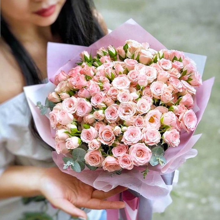 Кустовые розы с эвкалиптом в Калуге